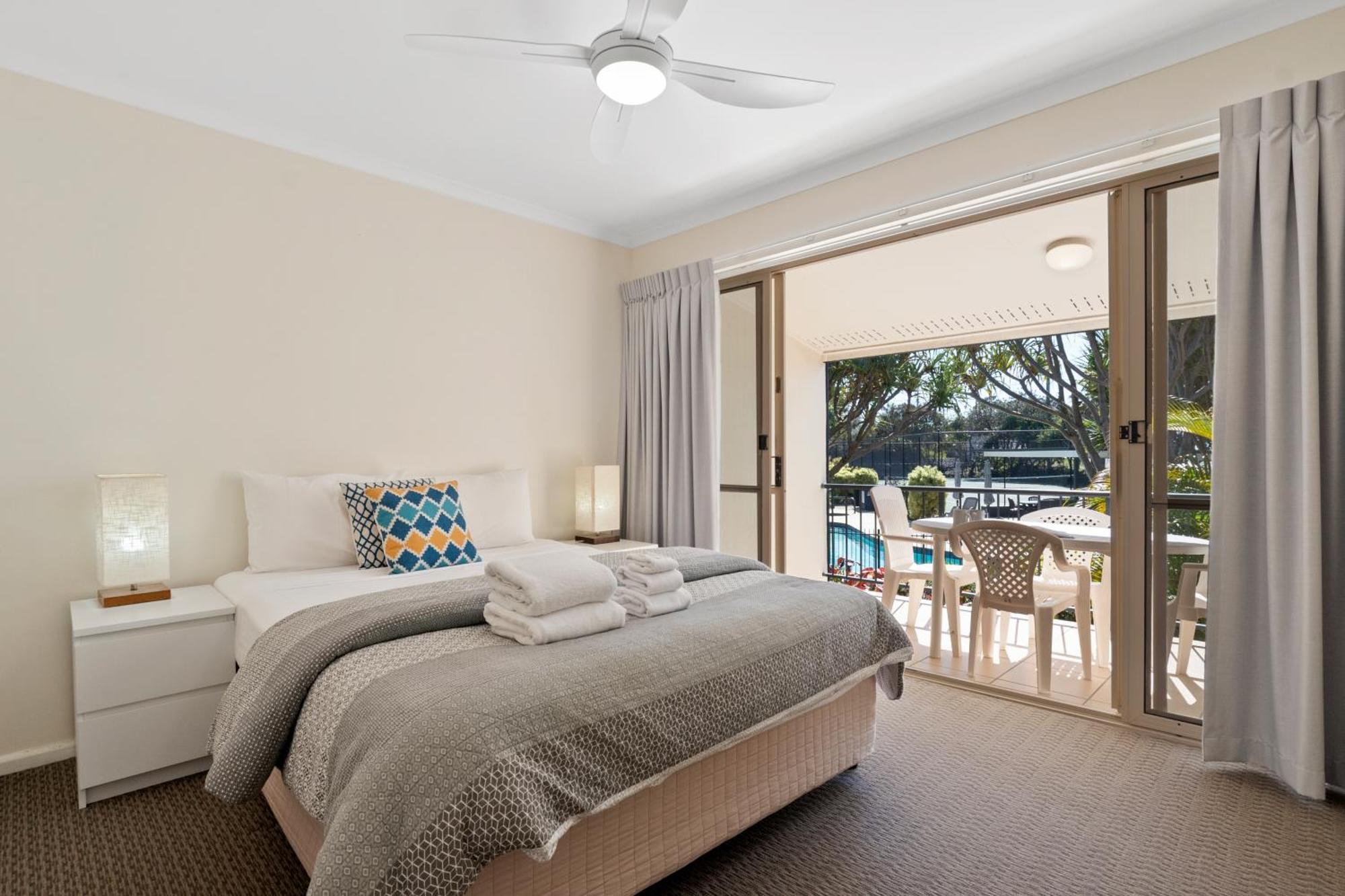 Beach Breakers Resort Sunrise Beach Esterno foto