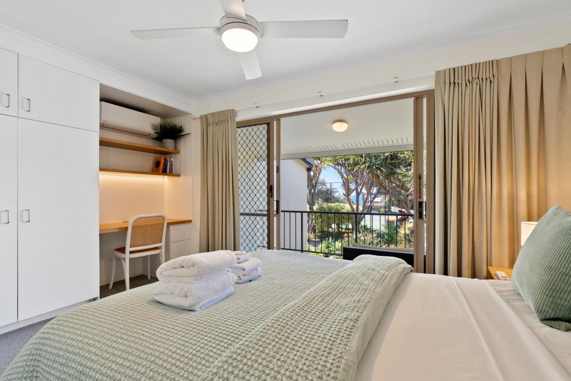 Beach Breakers Resort Sunrise Beach Esterno foto